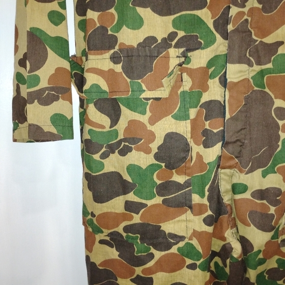 TWO CAMOUFLAGE HUNTERS' JUMPSUITS - Picture 10 of 14